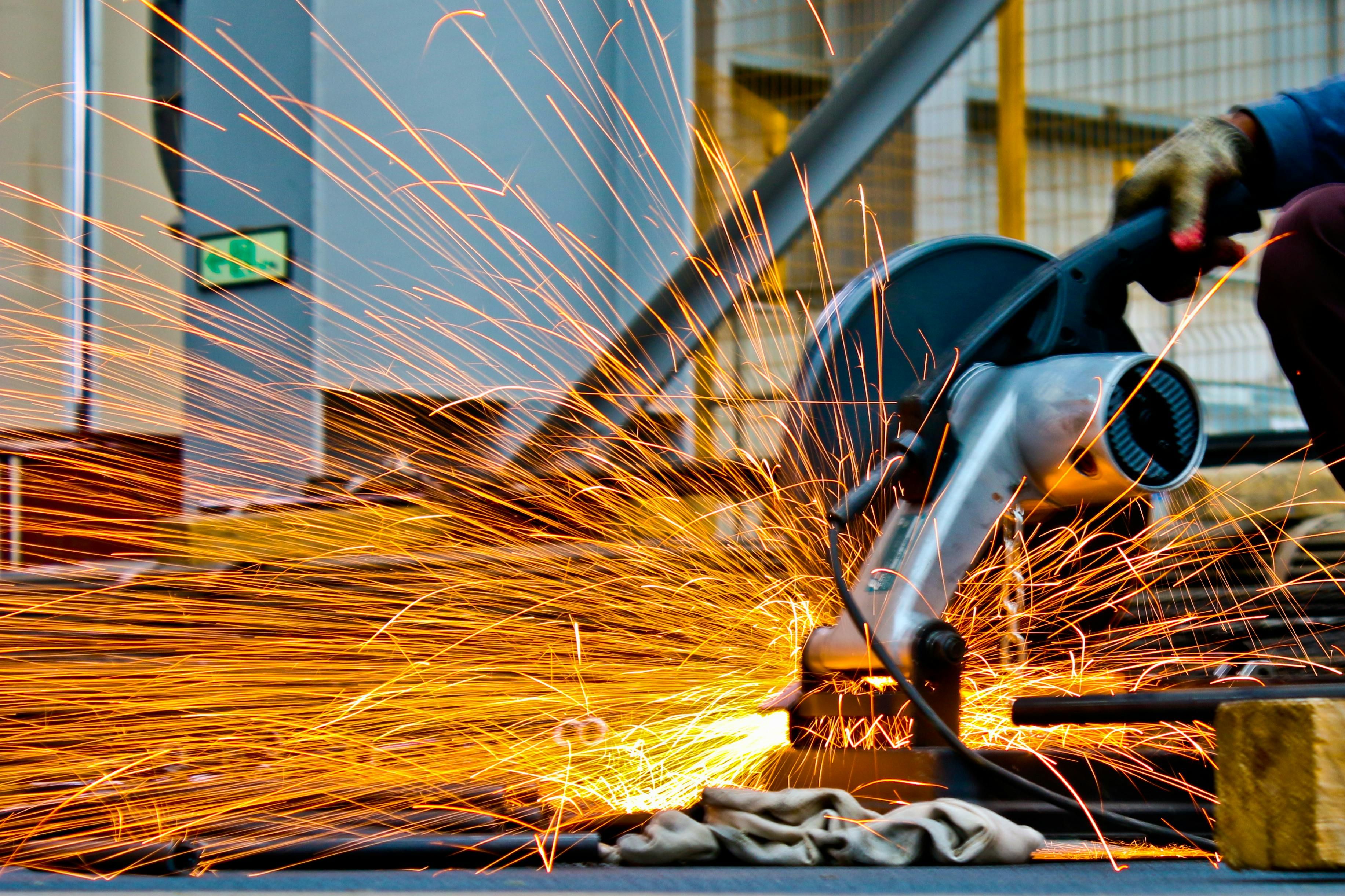 Travaux et etincelles sur chantier BATIMAT CORPORATION